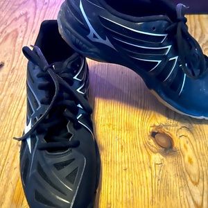 Mizuno Volleyball Shoe. New never worn.